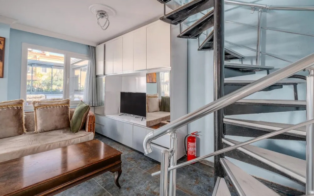 Villa With Terrace Right by the Sea in Urla