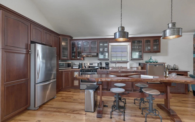 Gorgeous Home W/hot Tub&grill