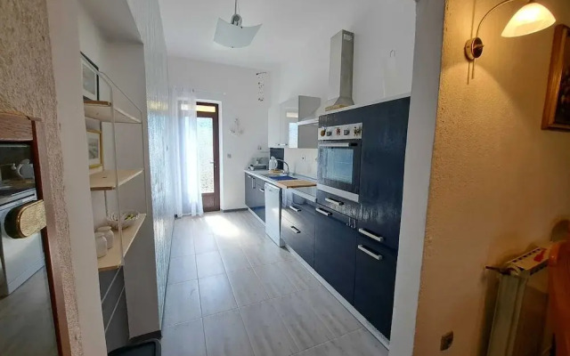 Spacious Urban Retreat Apartment With Terrace