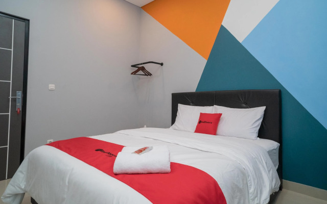 RedDoorz near Sindu Kusuma Edupark 3