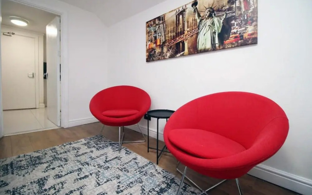 Comfortable 5-bedroom Home Free Parking
