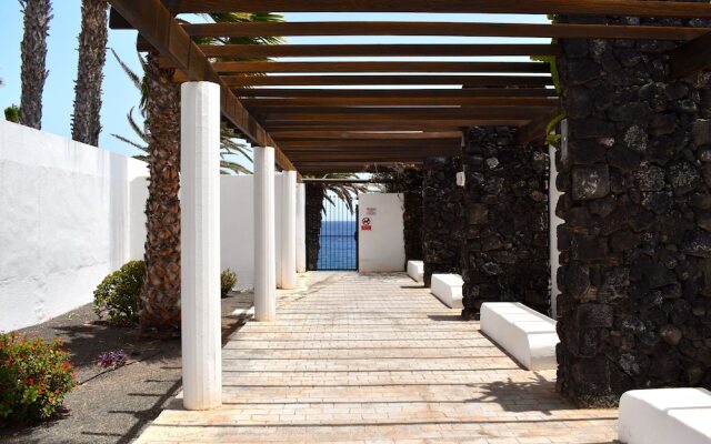 Sunny Bungalow in front of sea