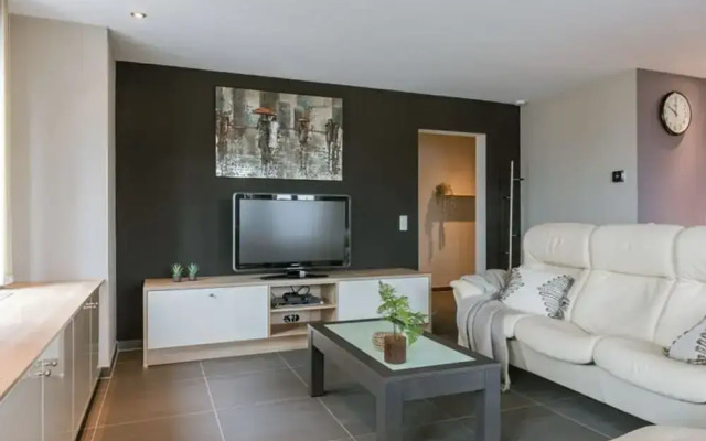 Spacious Apartment With Lateral sea View