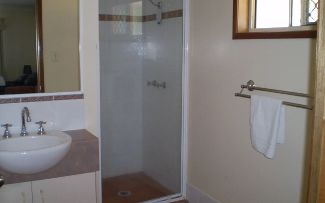 Riviera on Ruthven Motel