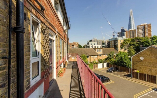Quintessential 2 BR London Bridge Apartment