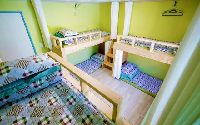 Across the Street Guesthouse - Hostel