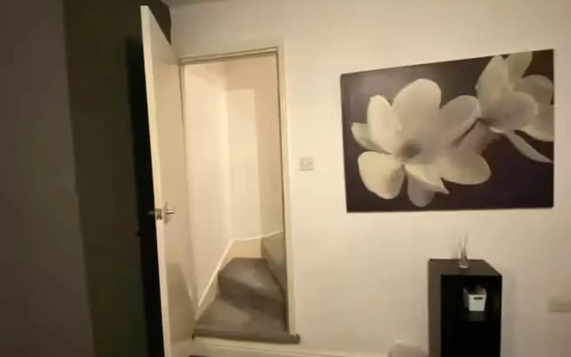 Cosy 2 Bed House - Sleeps 3, Parking & Garden
