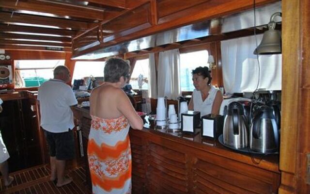 Plaghia Charter Boat&Breakfast