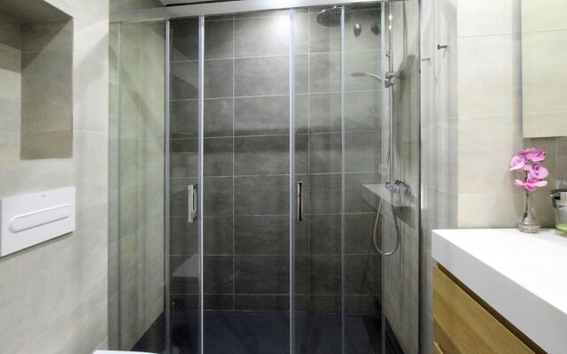 Luxury Apartment With Breathtaking Sea View Surrounded by Palm Trees