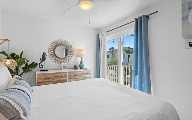 Tradewinds Condominium #28- At the Beach!