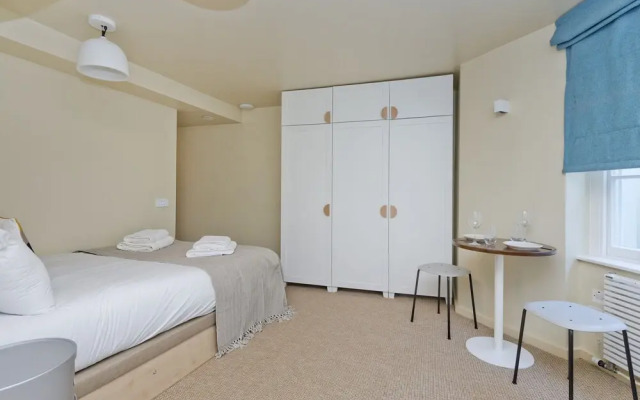 Bijou Lower Ground Studio in Primrose Hill Terrace