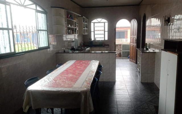 Casa grande em área central, bem iluminada e vent.