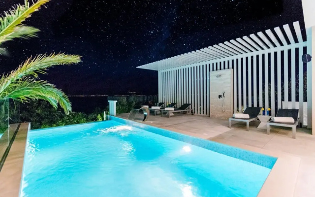 Luxury Villa Luna with Swimming Pool