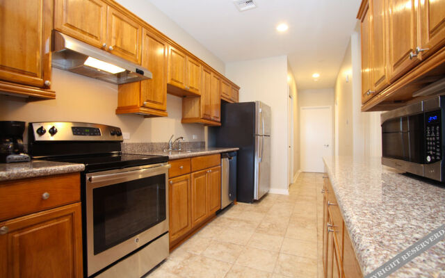 Hosteeva French Quarter Luxury Condo