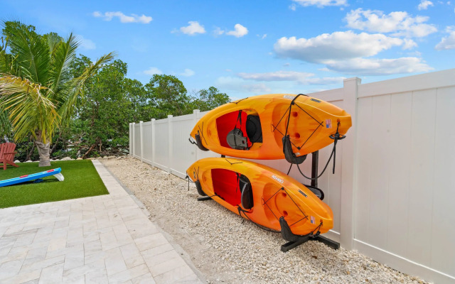 Emerald Oasis Lux Waterfront Gem Pool Kayaks