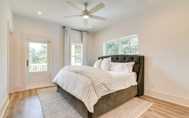 Upscale Home w/ 2 Balconies in Galveston!