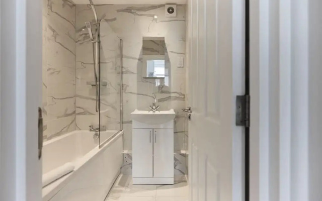 The Streatham Crib - Bright 2bdr Flat