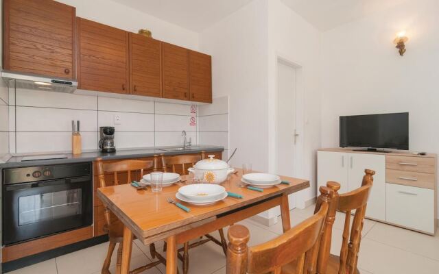 Awesome Home in Pucisca with Hot Tub, WiFi & 5 Bedrooms