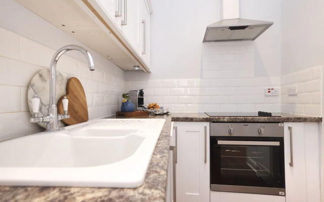 JOIVY Stunning Ground-floor 2bedrm New Town Apt