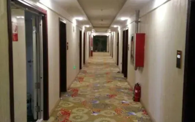 Holiday Inn Burqin Jinpin (Four Seasons Food Street)