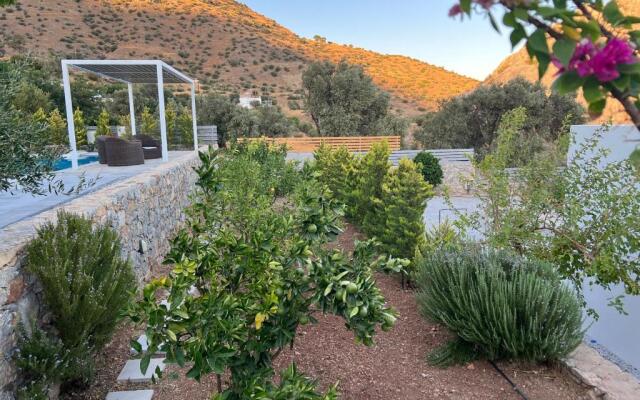 Evgoro Luxury Suites