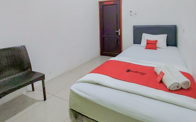 Reddoorz @ Cempaka Guesthouse Tarakan – Guest Rooms – Tarakan