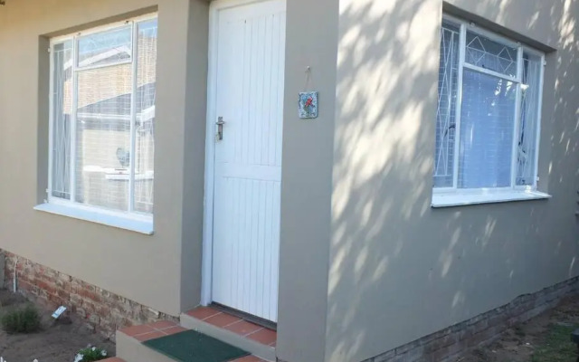 Heron Place sunny self-catering garden flatlet