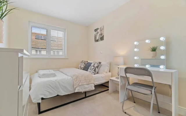 3 Bedroom Cosy-home in Hornchurch With hot tub