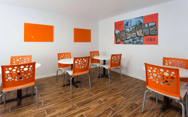 Super 8 by Wyndham Dubuque