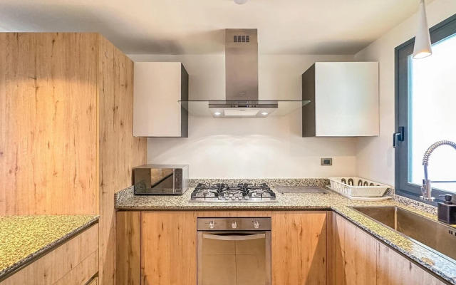 Modern Luxury Condo Close to the Beach