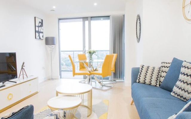 Canary Views One Bed and Bath Apartment