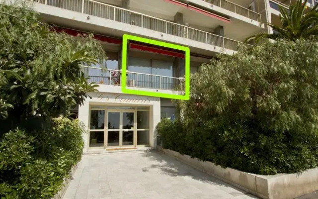Spacious Studio Right @ The Beach
