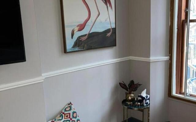 New! Stunning 1 bed Apt in West End