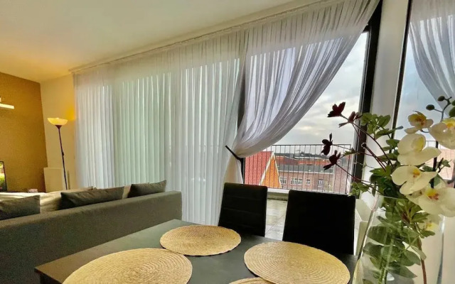 Modern 1BR Near Diamond District by Oneluxstay