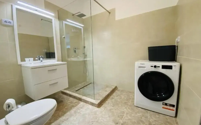Deluxe Apartment with Balcony & Parking