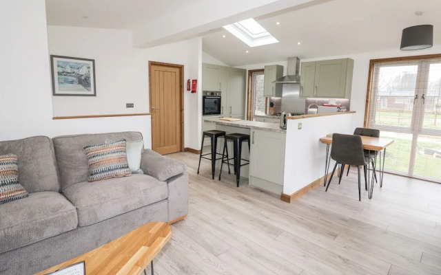 2 Meadow Retreat