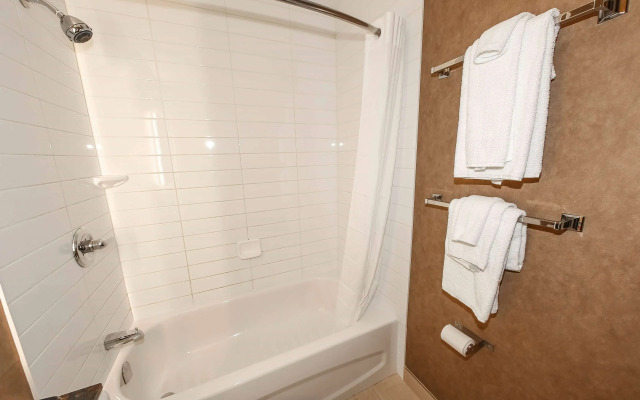 Howard Johnson by Wyndham Winnipeg West