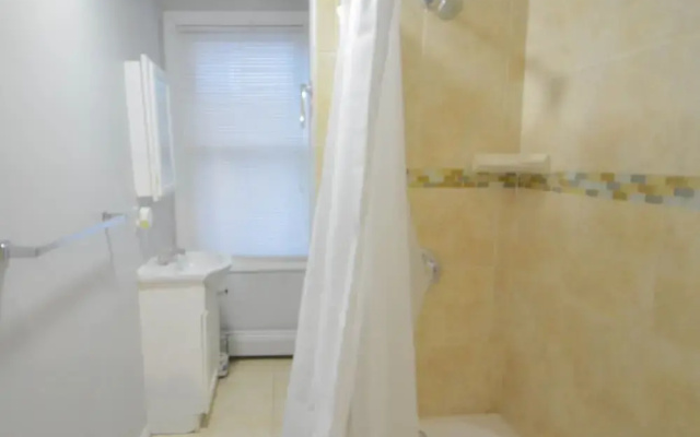 Lovely 3-Bedroom Apt with free parking