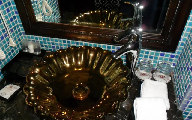 Golden Lotus Luxury Hotel