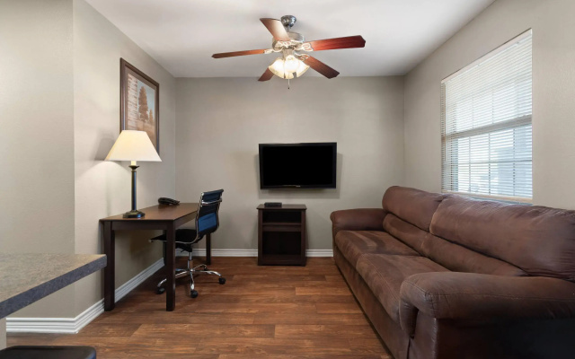 Eagle's Den Suites Carrizo Springs a Travelodge by Wyndham