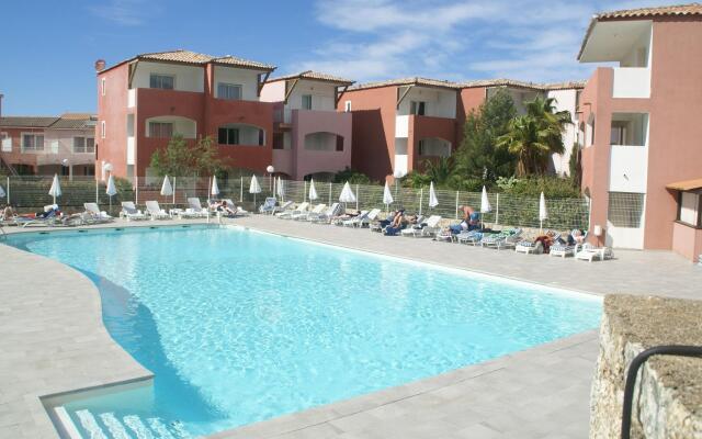 Spacious house, 100m from the beach, swimming pool.