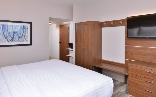 Holiday Inn Express Hotel & Suites Indianapolis Dtn-Conv Ctr, an IHG Hotel