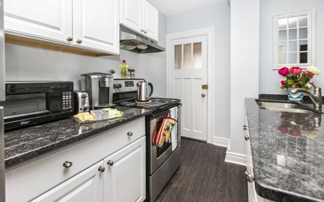Newly Renovated - 2BR - Steps to Little Italy