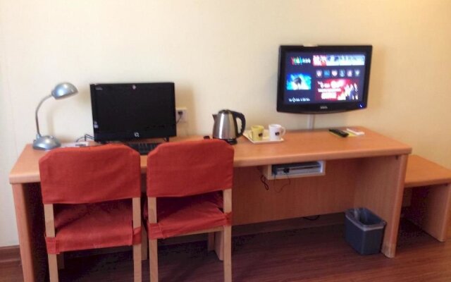 Home Inn (Shenzhen Dongmen Pedestrian Street Shaibu Metro Station)