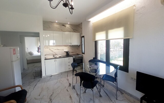 Salonikiou Beach Deluxe Apartments
