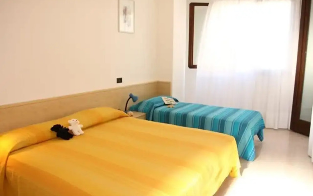 Flat With a Lovely Poolside Garden With bbq