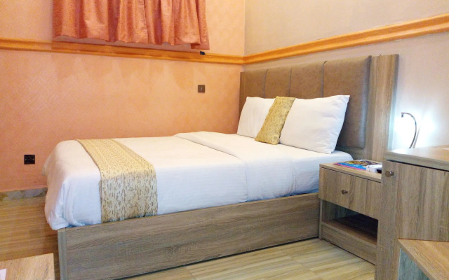 Euro Lounge and Suites