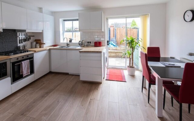 Sleek & Stylish 2BD Home w/ Office/studio