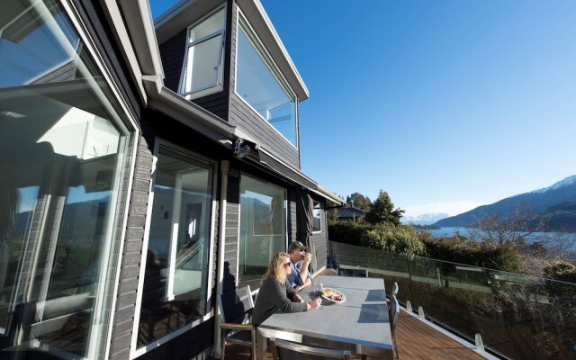 Uranga Villa - sunny location with spa pool