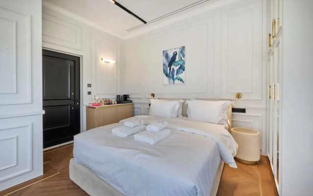 Ermou 99 Intelligent Private Suites
